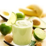 Luxe groene smoothie met avocado en alfalfa