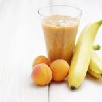 Bananen-abrikozen smoothie met vanille soja/yoghurt