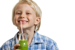 leuke-jongen-die-het-groene-smoothie-glimlachen-drinken-34366726